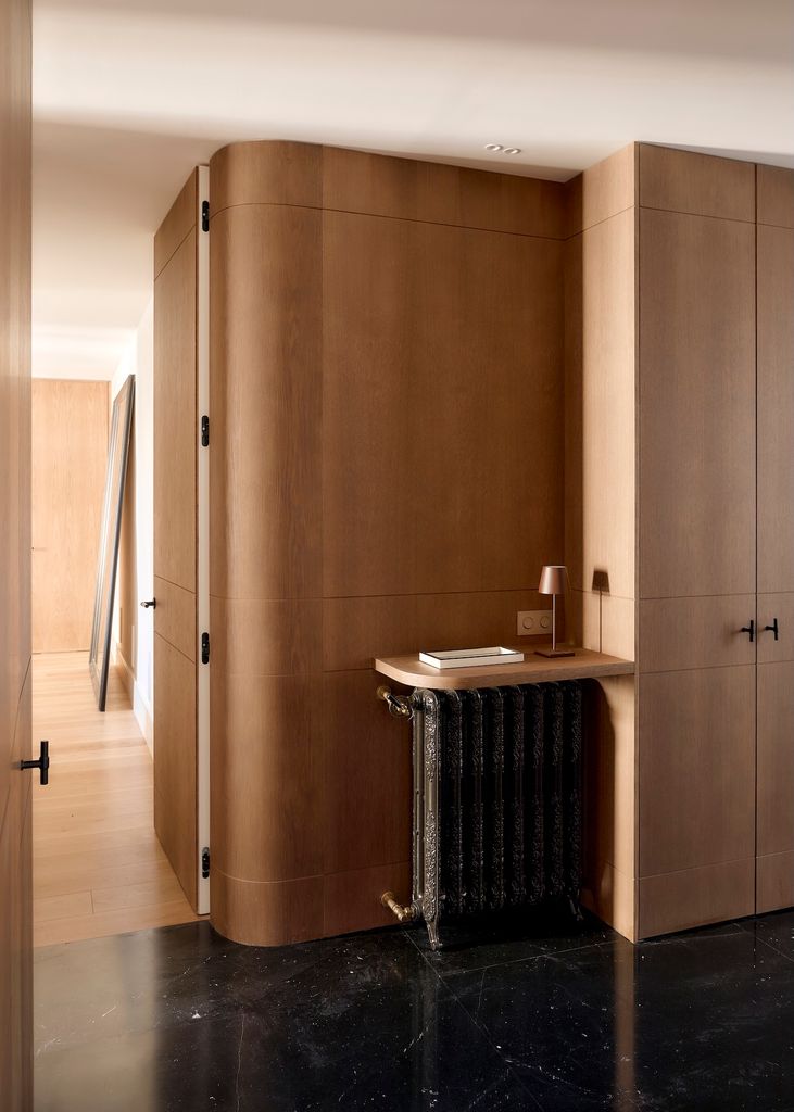 Puerta integrada con la pared de madera.  