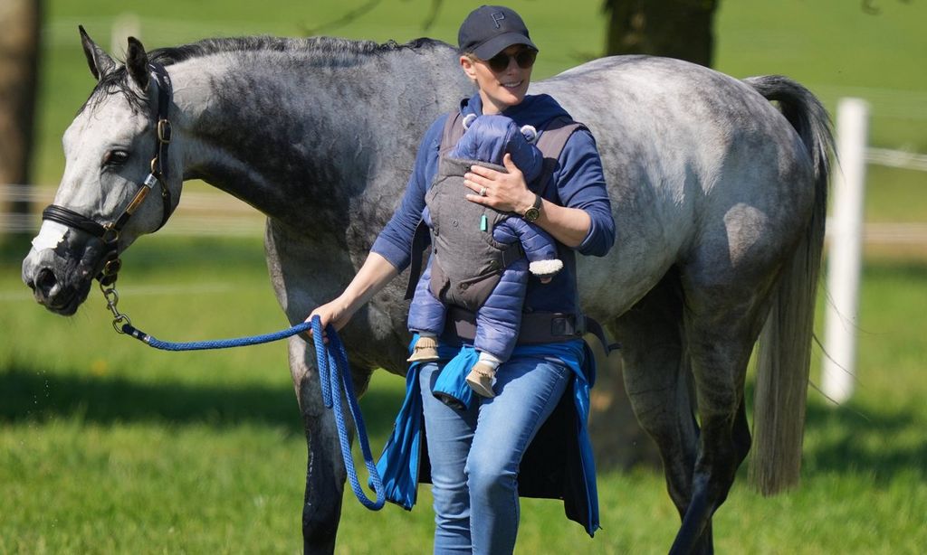 ZARA TINDALL PASA EL DIA EN LA HIPICA EN FAMILIA HOLA4010