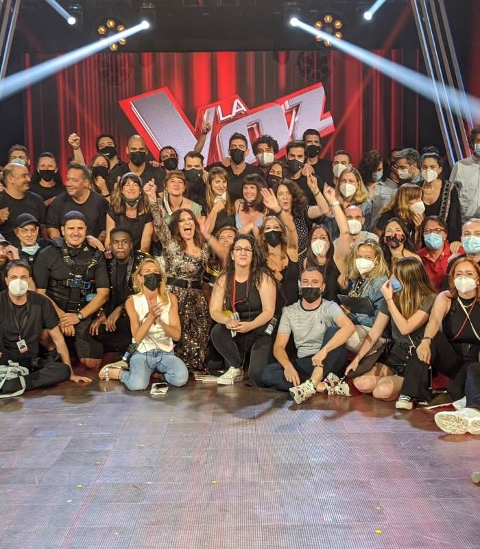 Laura Pausini, en la final de 'La Voz' con todo el equipo del programa