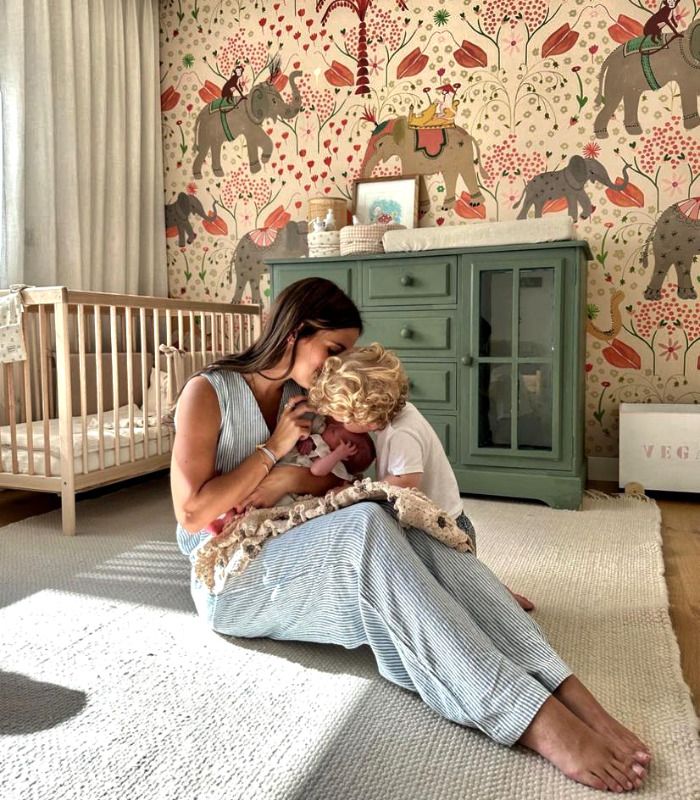 María Pombo con sus dos hijos