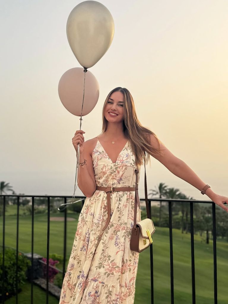 Helen Lindes celebrando su cumpleaños con vestido de Twinset