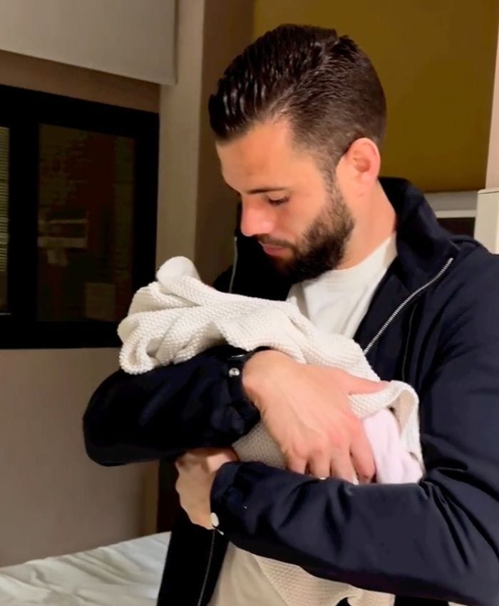 Nacho coge por primera vez a su hija Lola 