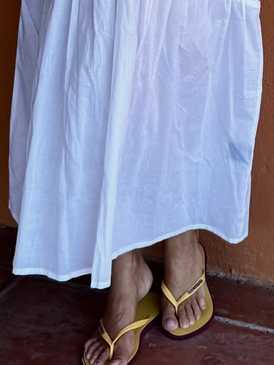 Lourdes Montes con vestido blanco de algodón y bordados multicolor.