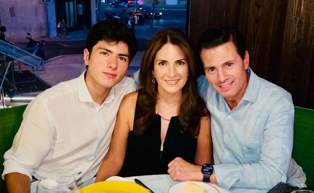 En la imagen, aparece Diego junto a sus papás, Maritza Díaz y Enrique Peña Nieto