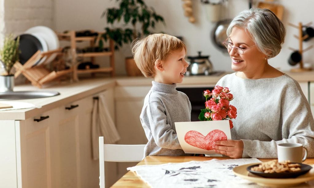 nieto regala un dibujo de coraz n a su abuela