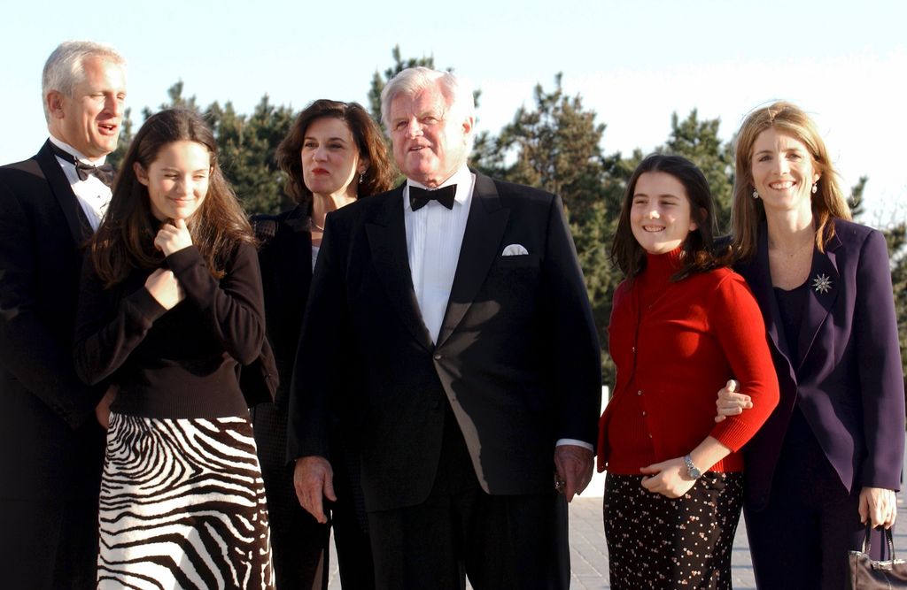 De izquierda a derecha, Edwin Schlossberg, Rose Schlossberg, Victoria Reggie Kennedy, Ted Kennedy, Tatiana Schlossberg, Caroline Kennedy Schlossberg