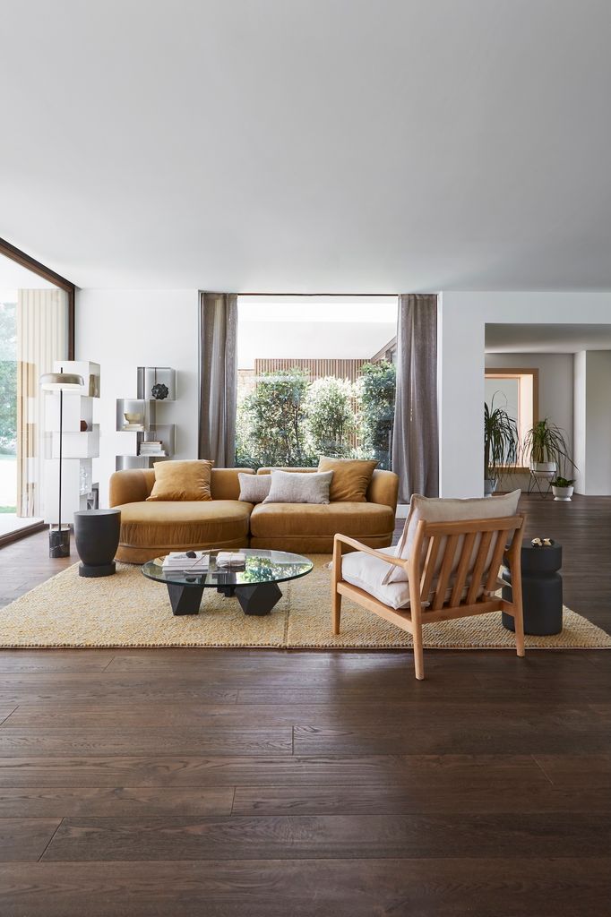 Salón con suelo de madera oscura. 