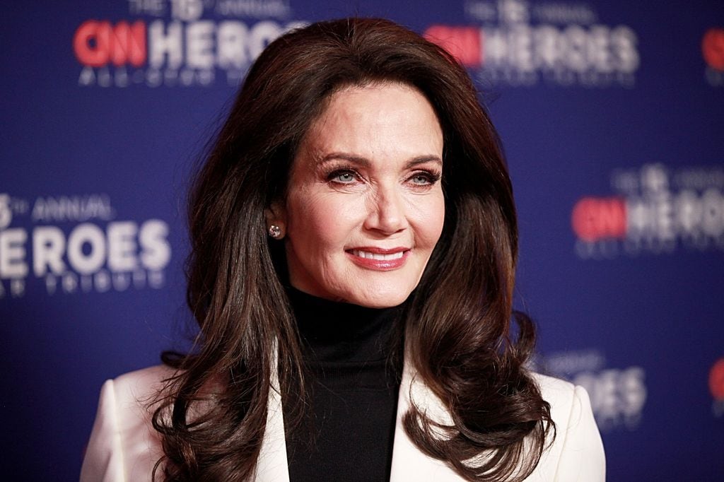 Lynda Carter adoptó el peinado de la Mujer Maravilla como propio a lo largo de su carrera, con ondas suaves pero llenas de volumen.