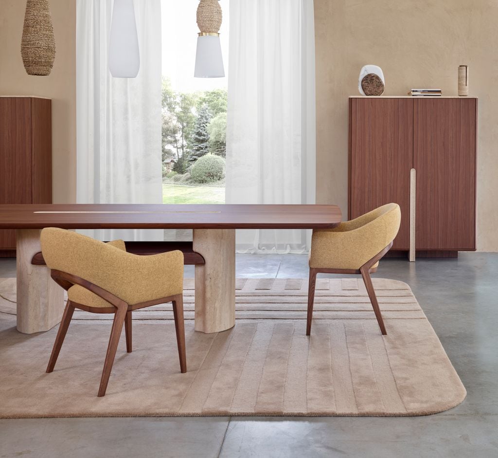 Sillas tapizadas en mostaza claro