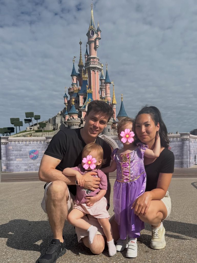 La familia con el castillo de Disney al fondo