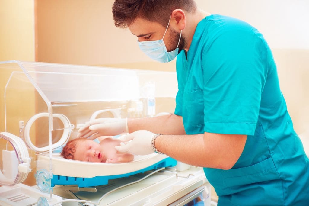 Recién nacido en cuidados médicos