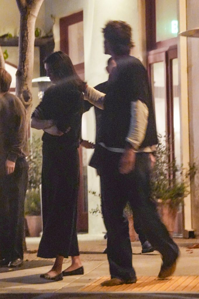 Jacob Elordi mostró su cercanía con Kendall tocándole cariñosamente el cuello y la espada.