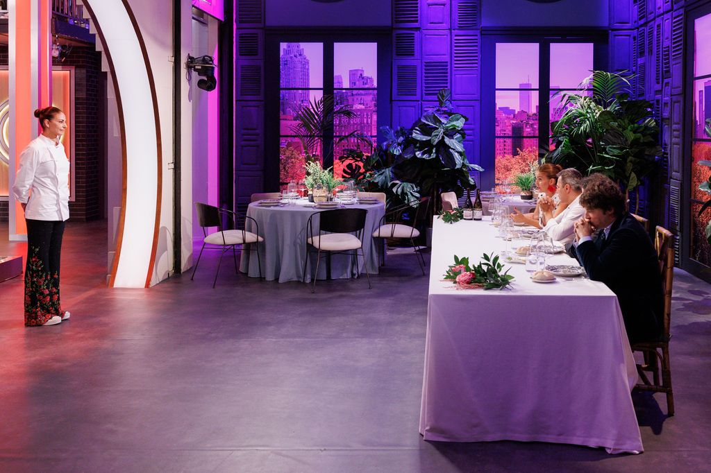 Mariló Montero, presentando sus platos al jurado.