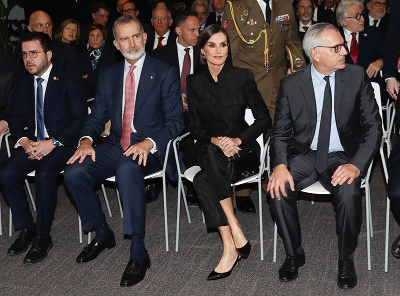 El homenaje de la reina Letizia a Puig con un traje y espectaculares pendientes