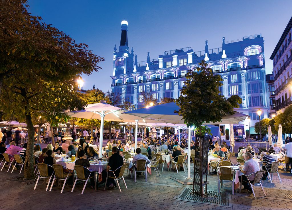 Ambiente en la Plaza de Santa Ana por la noche, Madrid