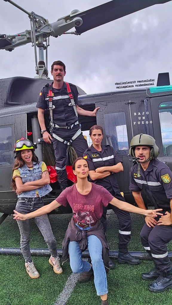 Kailey Levy se dejó ver muy feliz junto a Claudia Álvarez y otros compañeros de 'Bajo Un Fuego.