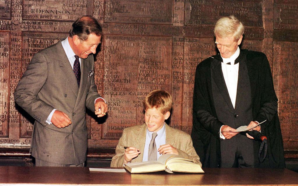 En septiembre de 1998 el príncipe Harry ingresó en Eton, le acompañó su padre, el rey Carlos III