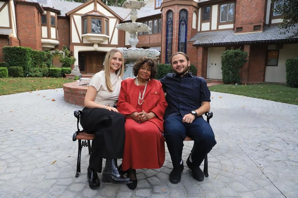 Prince Jackson junto a su prometida, Molly,  y su abuela Katherine, la madre de Michael Jackson
