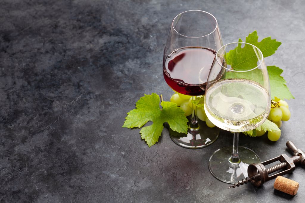 Copas de vino y sacacorcho