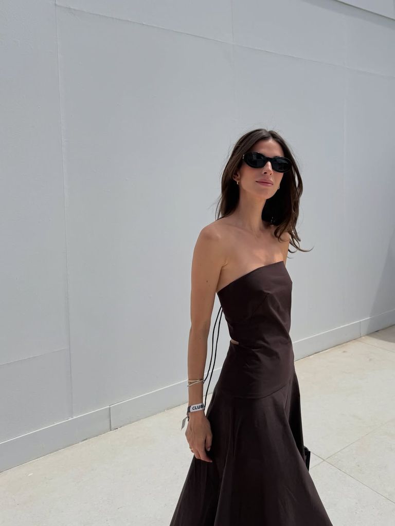 Un vestido palabra de honor, unas sandalias y unas gafas de sol: sencilla, pero de lo más 'chic'