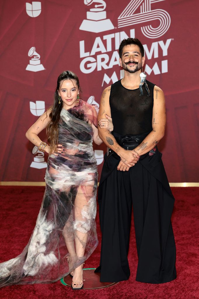 Plano entero de Evaluna y Camilo en el photocall