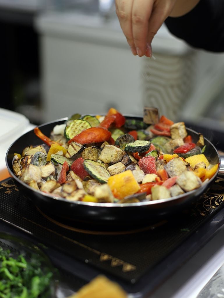 Hay platos que 'piden' la sal cuando están terminados, mientras que a otros es mejor añadirla durante su cocinado.