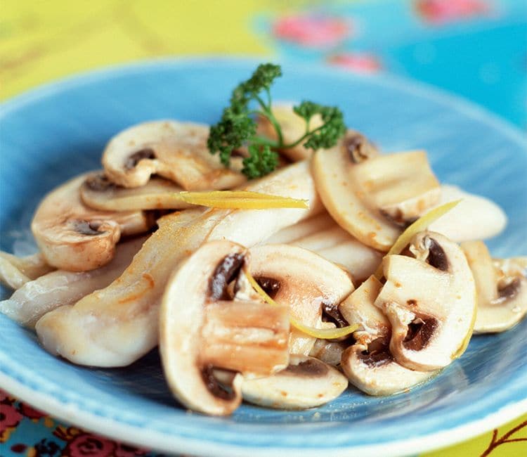Lenguado con champiñones y un toque de piel de limón