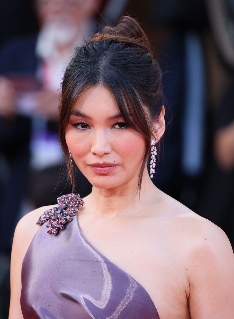 Gemma Chan en la alfombra roja del festival de Cine de Venecia 2025