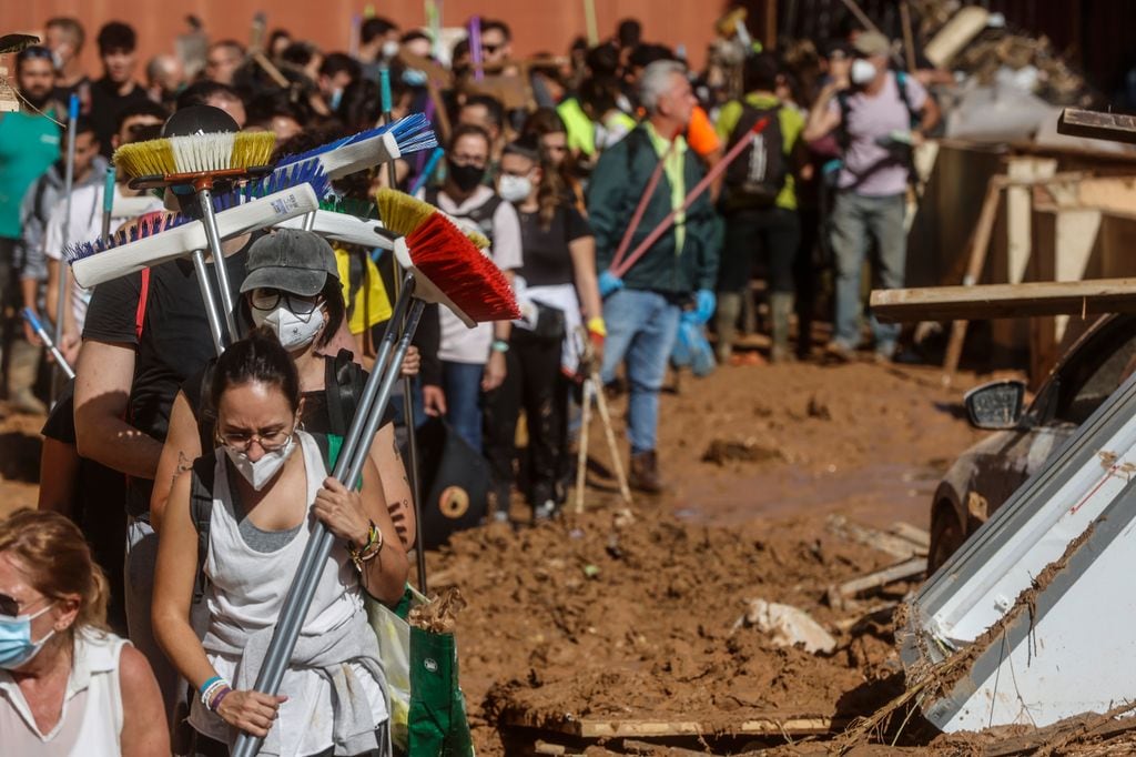 Plano general de voluntarios ayudando por la DANA en Valencia