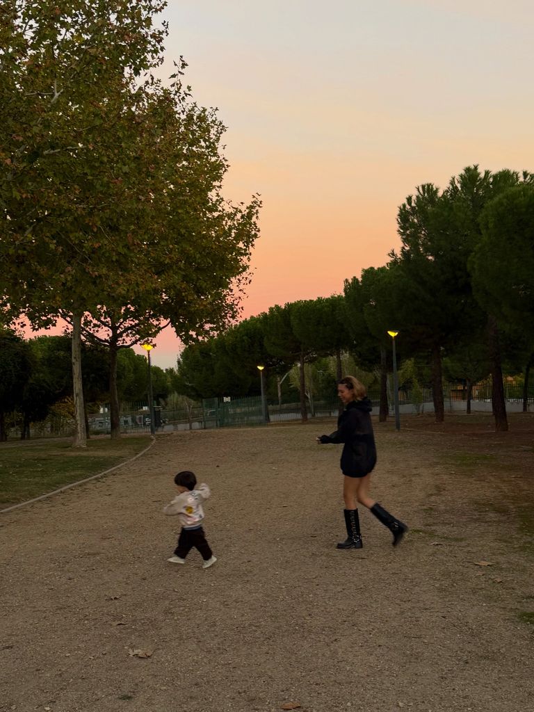 La hija de Terelu Campos ha compartido unas tiernas imágenes corriendo detrás de su hijo Carlo durante una puesta de sol en el parque