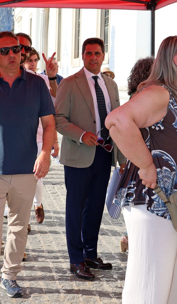 Francisco Rivera muy elegante en su llegada.