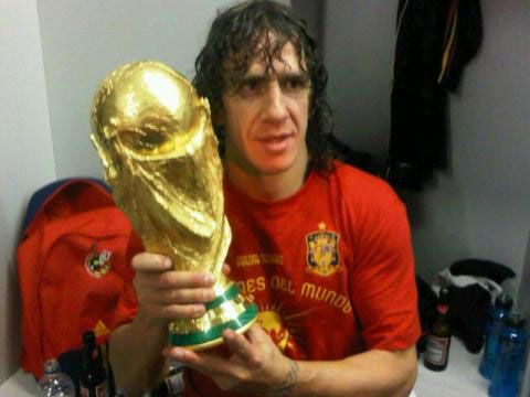 Carles Puyol fue el primero de los jugadores de la selección española, quienes tenían vetado el uso de redes sociales durante el Mundial, en publicar un mensaje y una foto en su Twitter personal con la Copa del Mundo