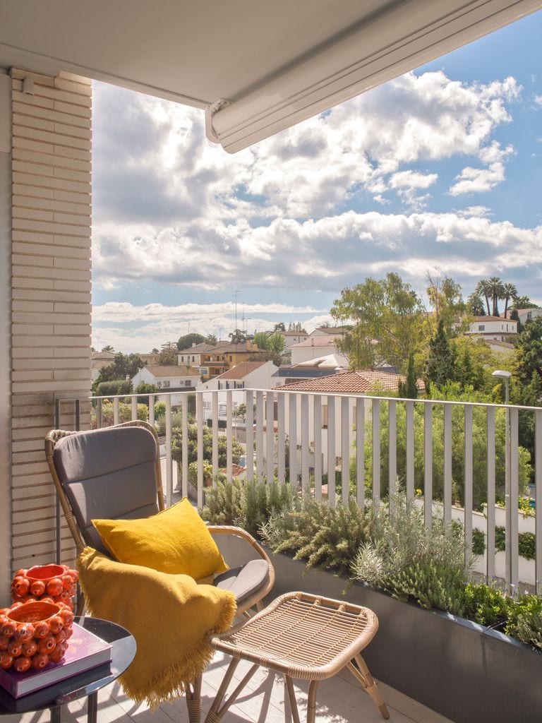 Terraza con butaca y reposapiés
