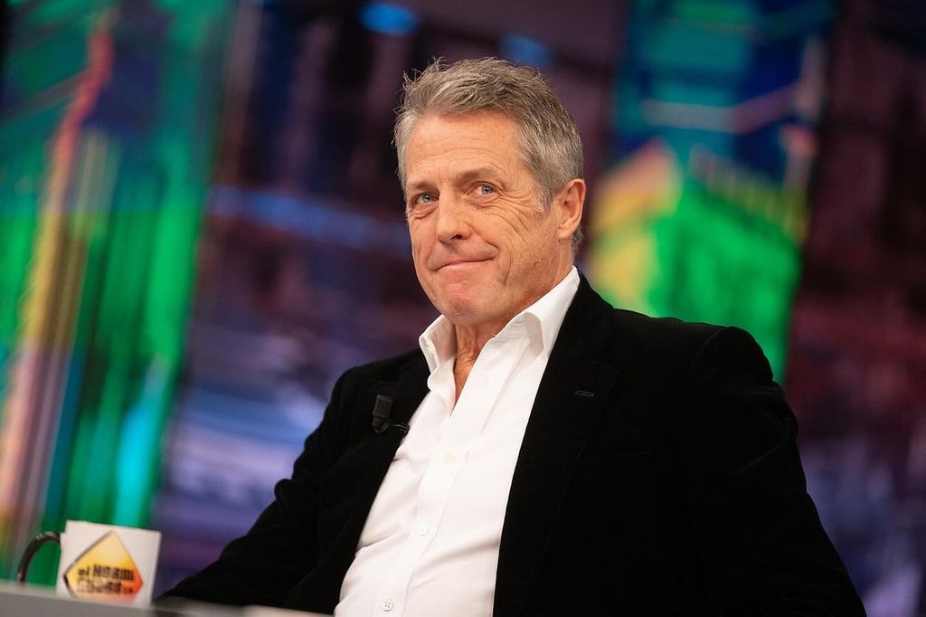 Plano medio de Hugh Grant en El Hormiguero