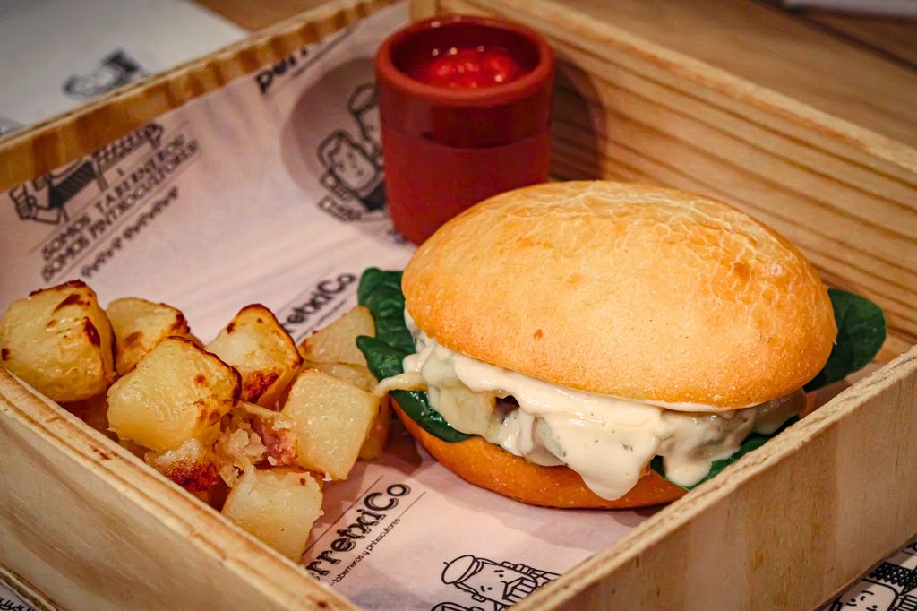 'Smash burger' trufé de txuleta de vaca con cristal de panceta, queso de vaca ahumado y crema de tomates secos.