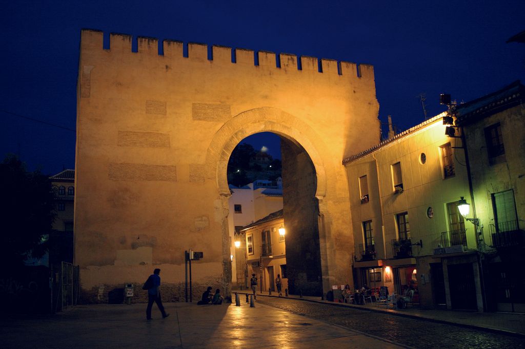 Puerta de Elvira por la noche