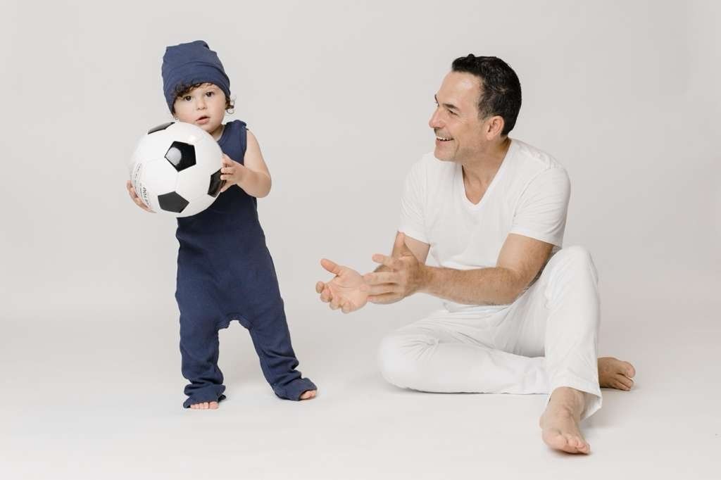 Carlos Calderón con León, su hijo con Vanessa Lyon.