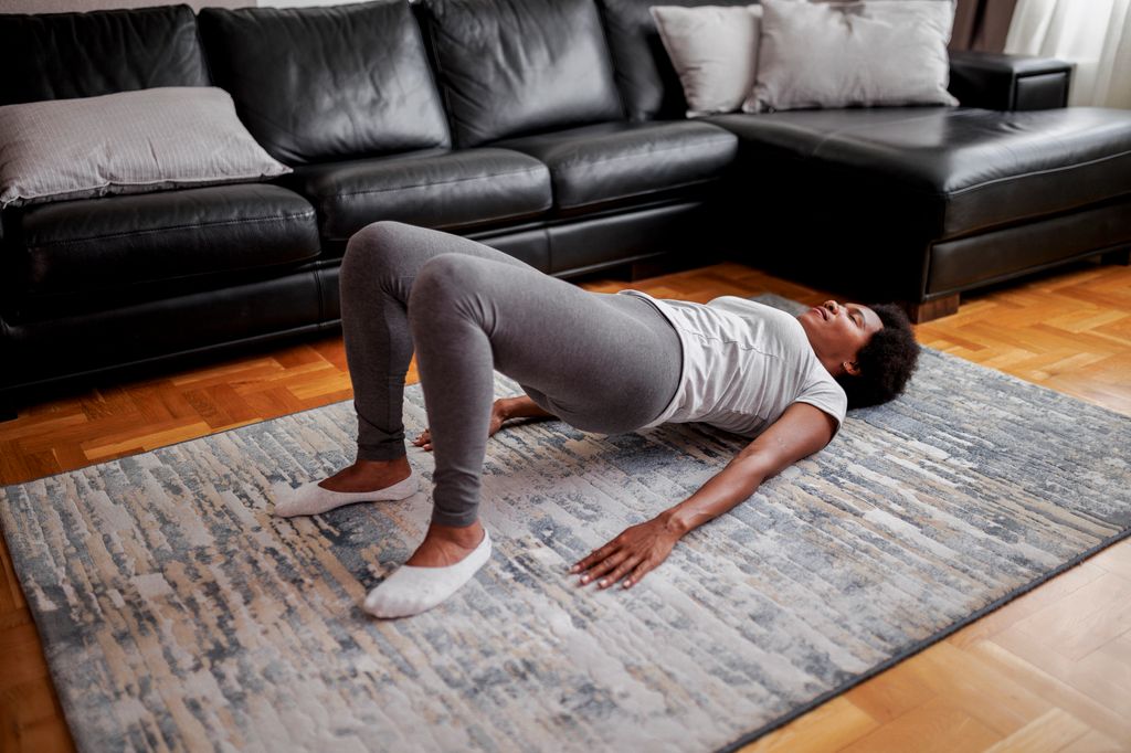 Mujer practicando el puente de gluteos