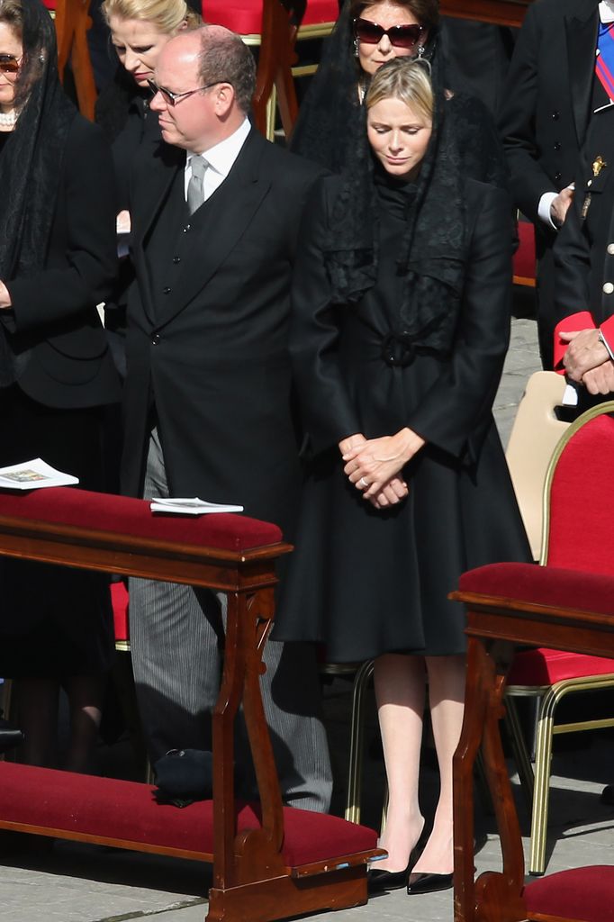 El príncipe Alberto II de Mónaco y su esposa, la princesa Charlene de Mónaco, llegaron a la Plaza de San Pedro para asistir a la misa de inauguración del papa Francisco el 19 de marzo de 2013 en la Ciudad del Vaticano.