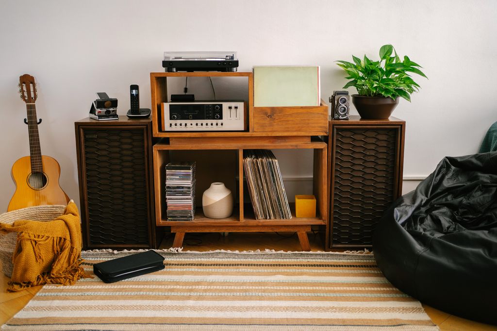 Aparador de estilo retro para el tocadiscos y los vinilos.
