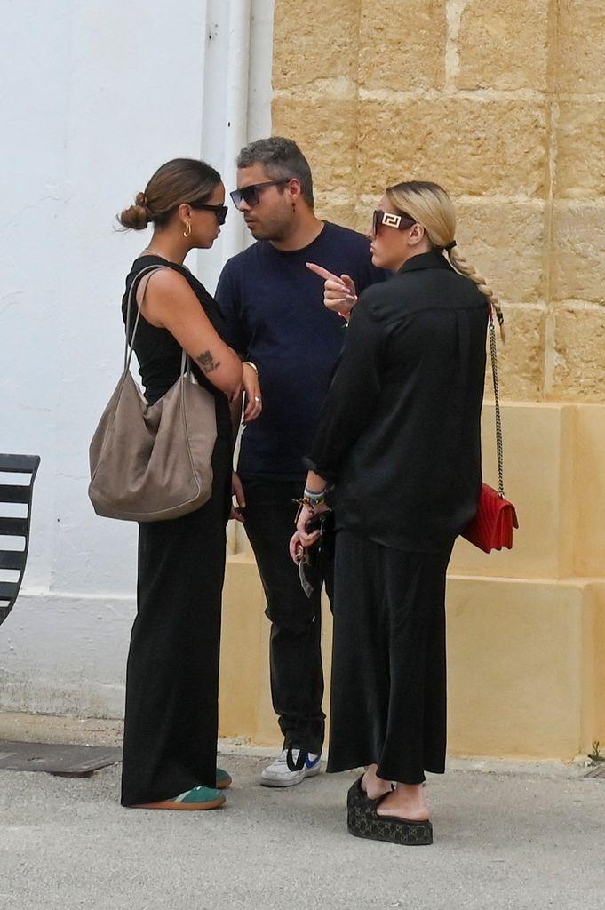 José Fernando, Rocío Flores y Gloria Camila en el entierro de Michu en Arcos de la Frontera, Cádiz. 10 de julio de 2025