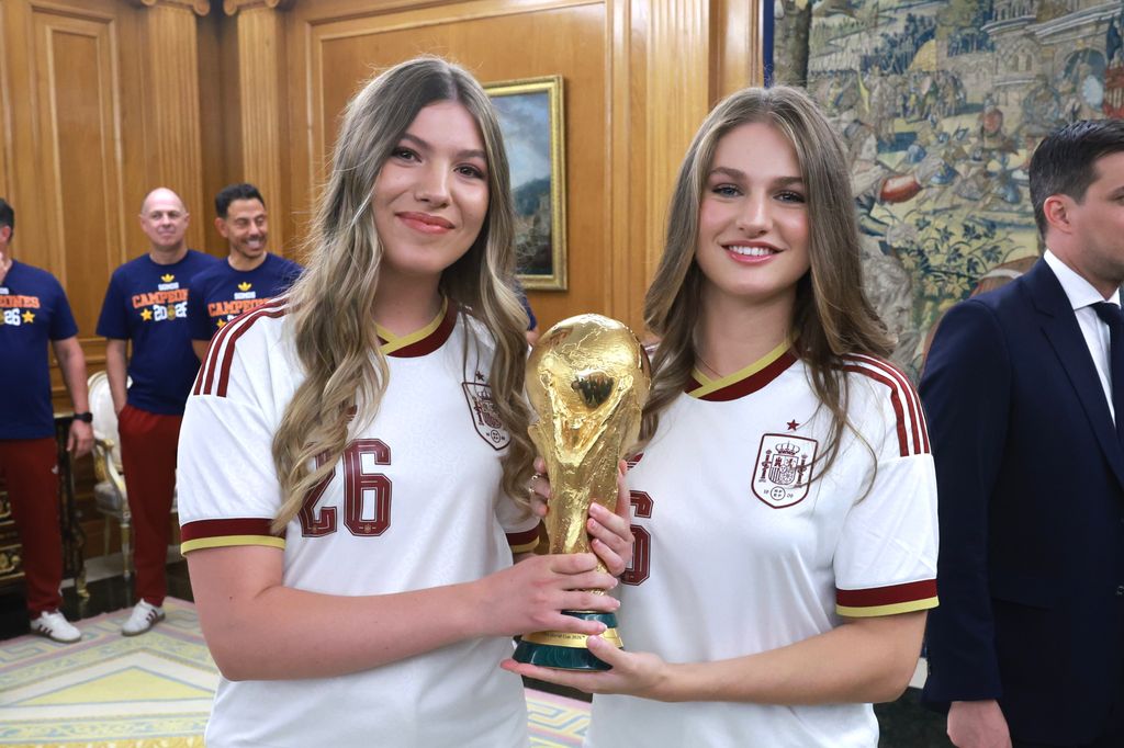 La princesa Leonor y la infanta Sofía con la Copa del Mundo