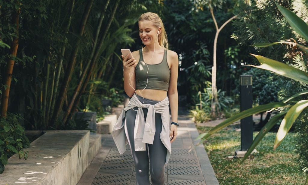 Chica caminando feliz