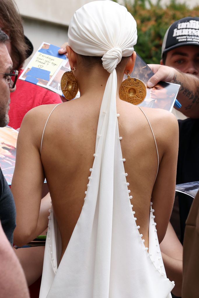 El accesorio de la cabeza estaba unido al vestido por la espalda.