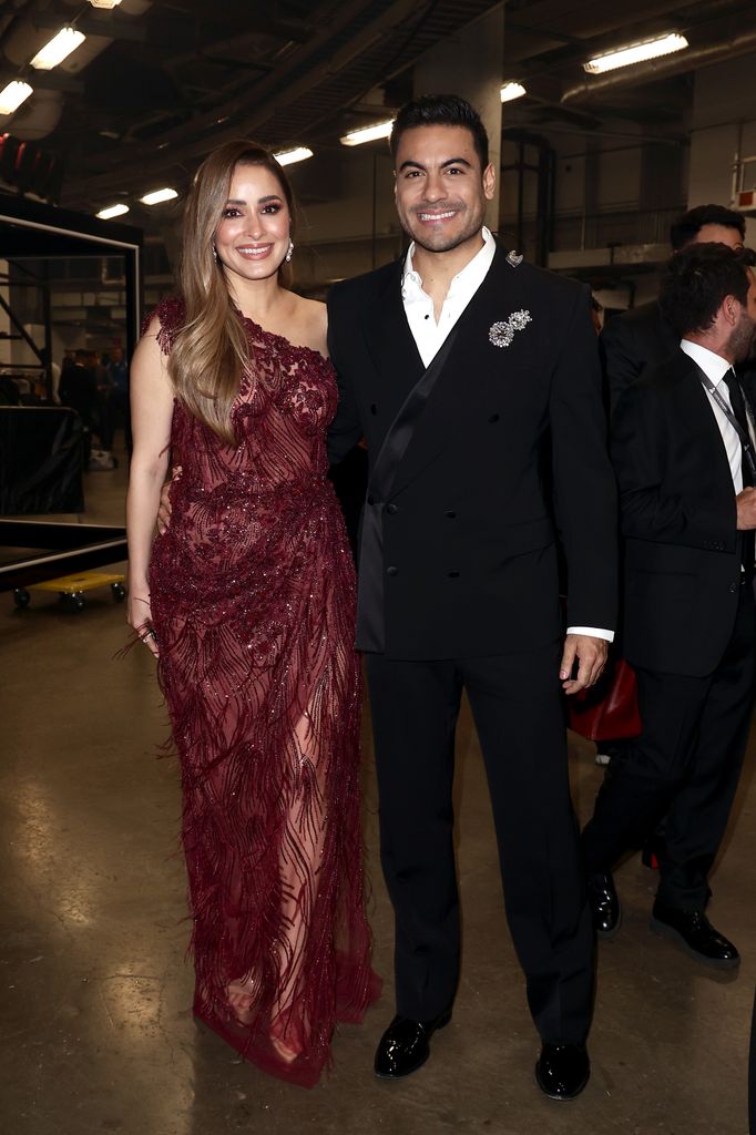 Cynthia Rodríguez y Carlos Rivera en los Latin GRAMMY de 2024.