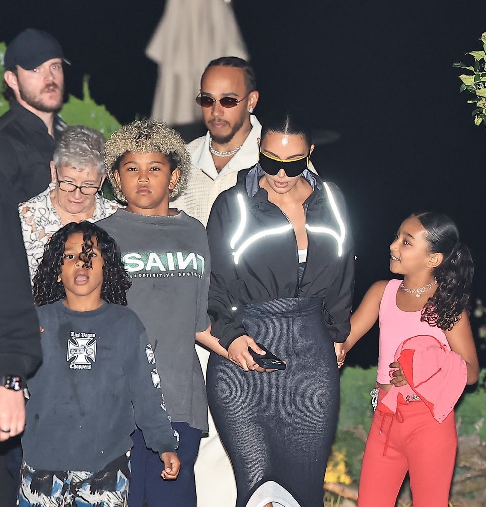 Kim Kardashian y su novio Lewis Hamilton fueron vistos saliendo del restaurante Nobu junto a sus madres y los hijos de Kim.