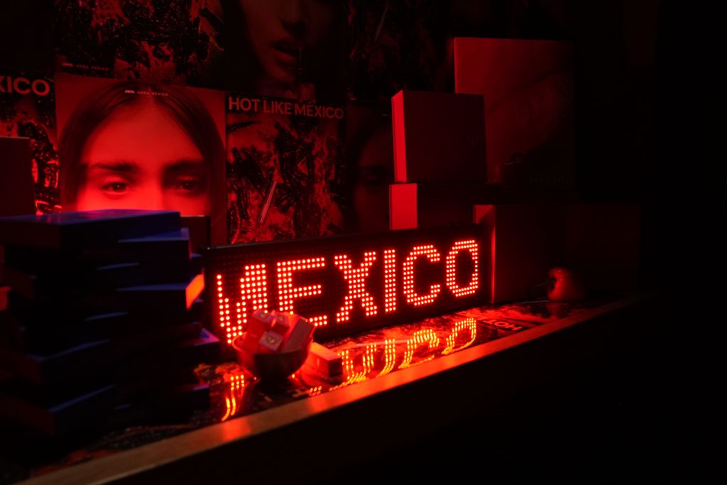 La temática de la cena fue, por supuesto, el slogan de la marca AORA “Hot like México”, con códigos en rojo