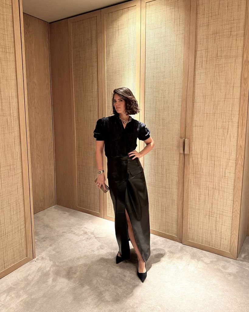 Isabelle Junot look de invitada con falda de cuero