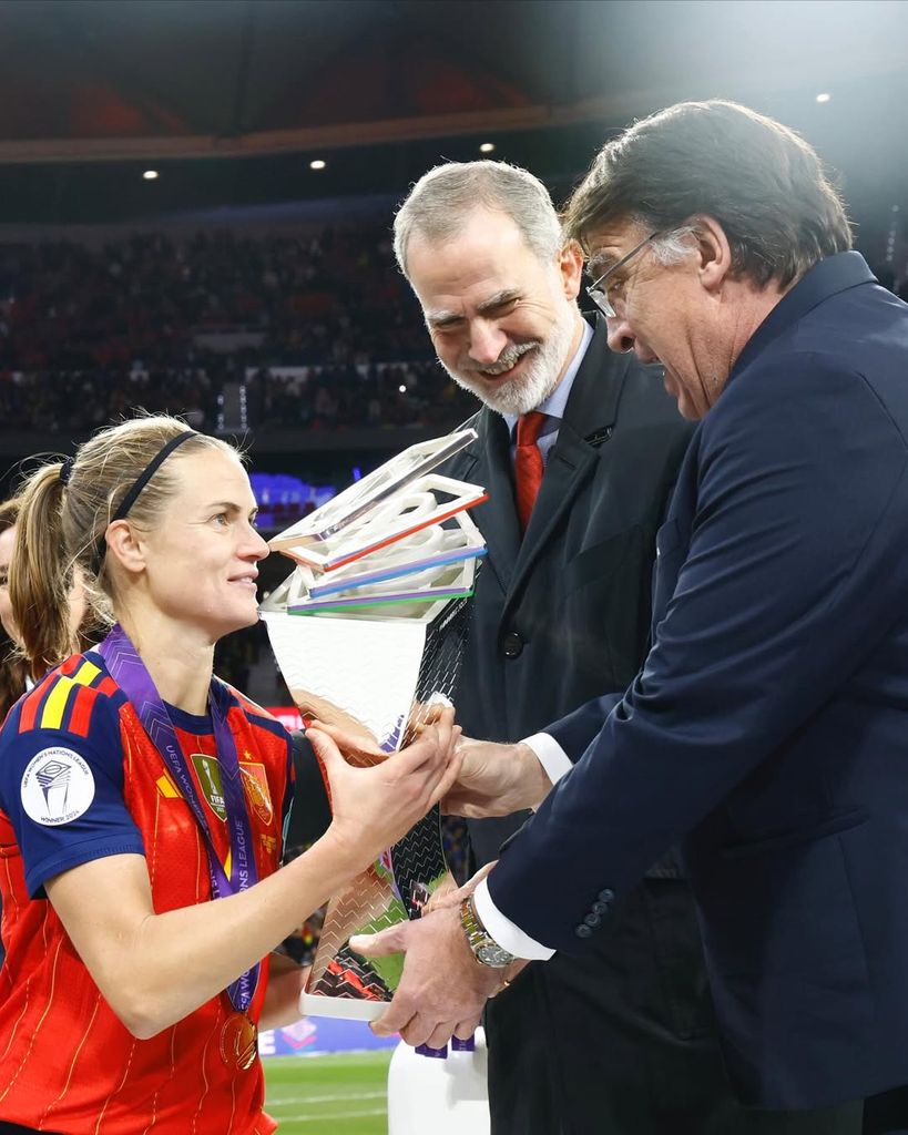 El Rey entrega el trofeo de la “UEFA Women’s Nations League” a la capitana de la Selección Española Femenina de Fútbol, Irene Paredes, y felicita a todo el equipo por su victoria en la final frente a la selección alemana.