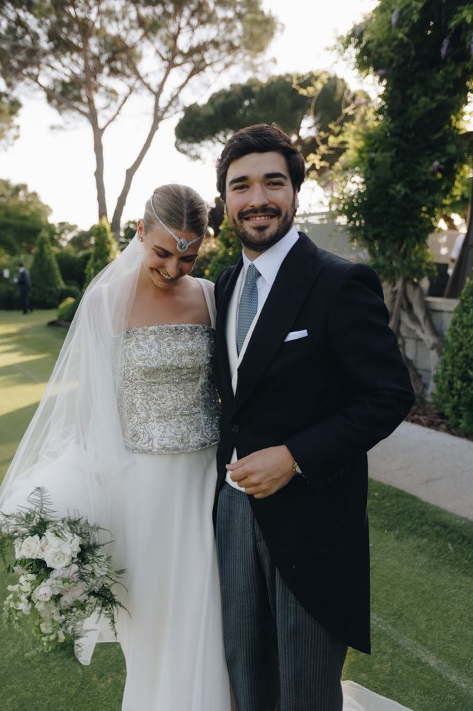 Look de Novia viral con collar en la cabeza